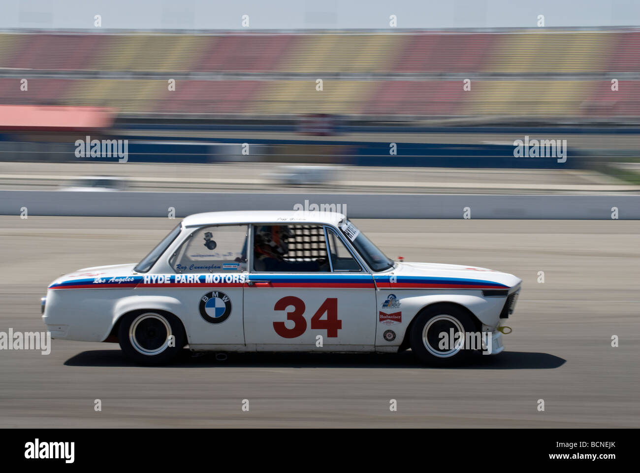 Un 1968 BMW 2002 presso un vintage racing event. Foto Stock