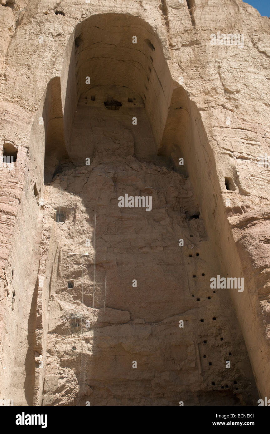 Ampia nicchia di Bamiyan di scogliere di arenaria; fino al 2001 si è tenuto il Grande Buddha, uno dei due giganti dei talebani distrutto Foto Stock