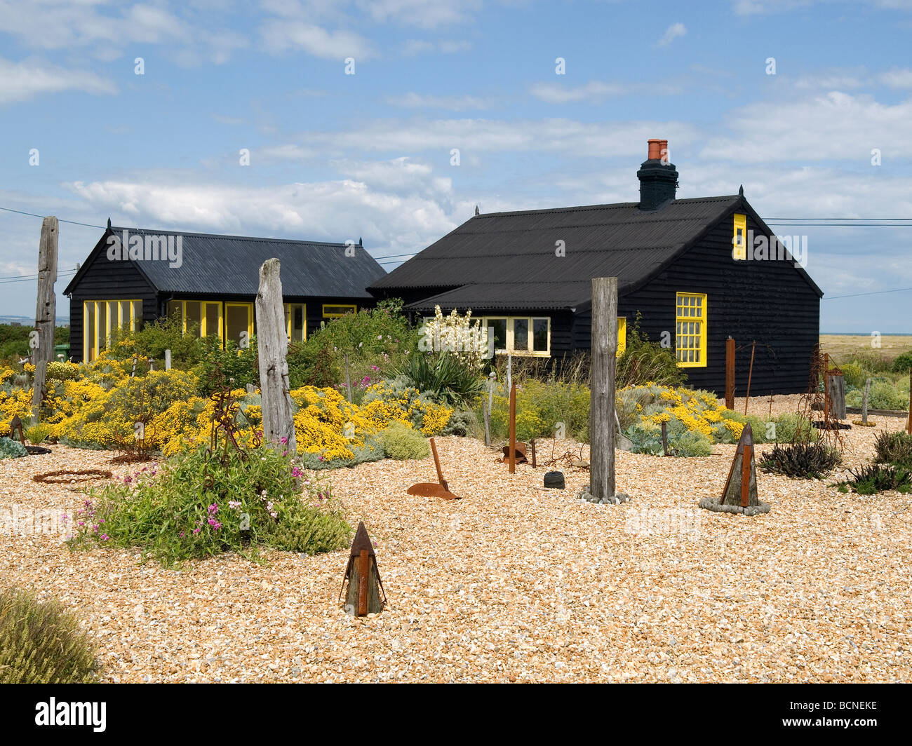 Prospettiva Cottage, la casa e il giardino che precedentemente apparteneva al produttore di film Derek Jarman a Dungeness, Kent, Regno Unito. Foto Stock