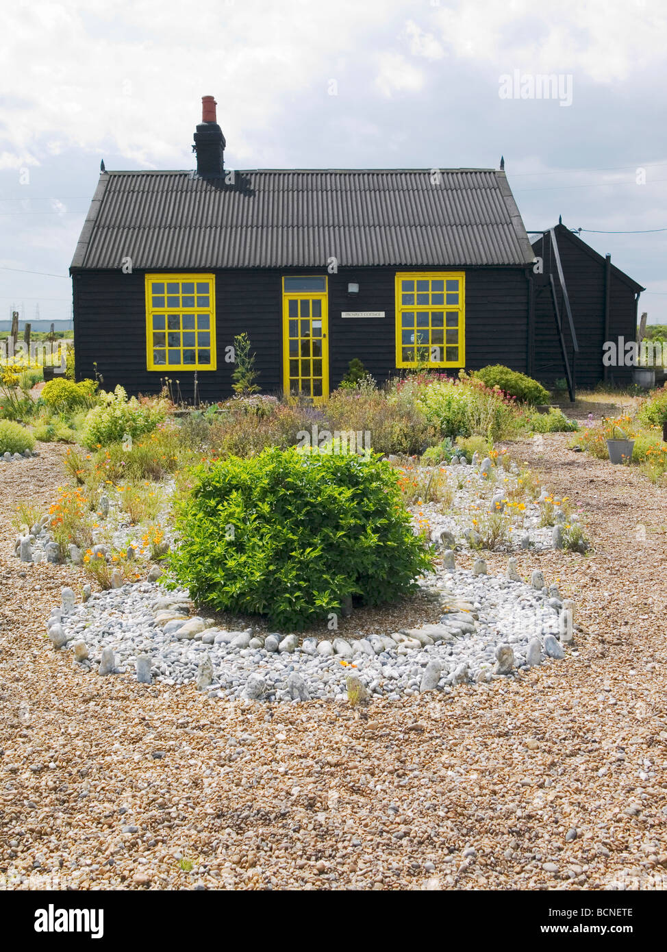 Prospettiva Cottage, la casa e il giardino che precedentemente apparteneva al produttore di film Derek Jarman a Dungeness, Kent, Regno Unito. Foto Stock