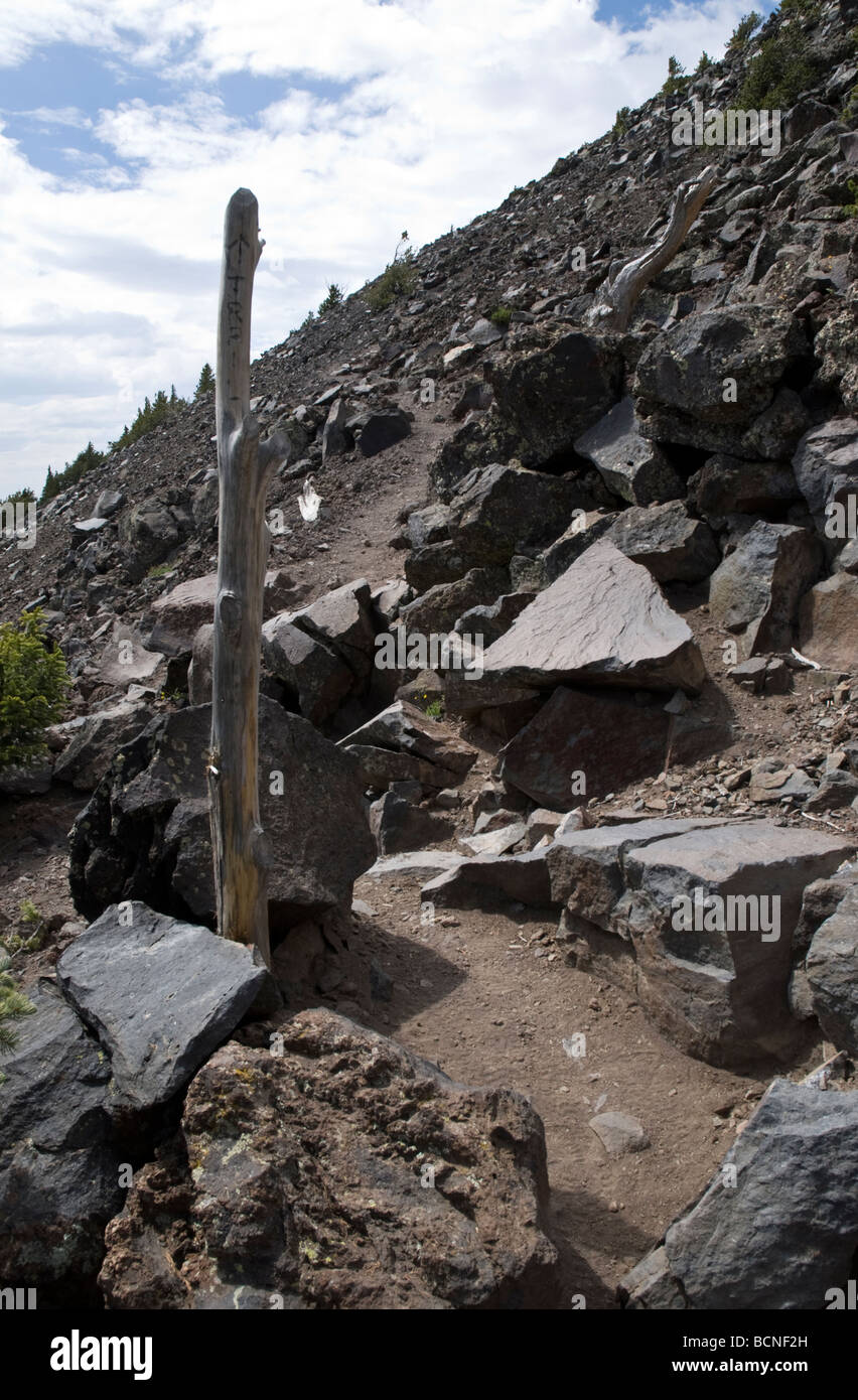 Un post segna l'hard-trovare il sentiero a picco Humphreys, Arizona Foto Stock