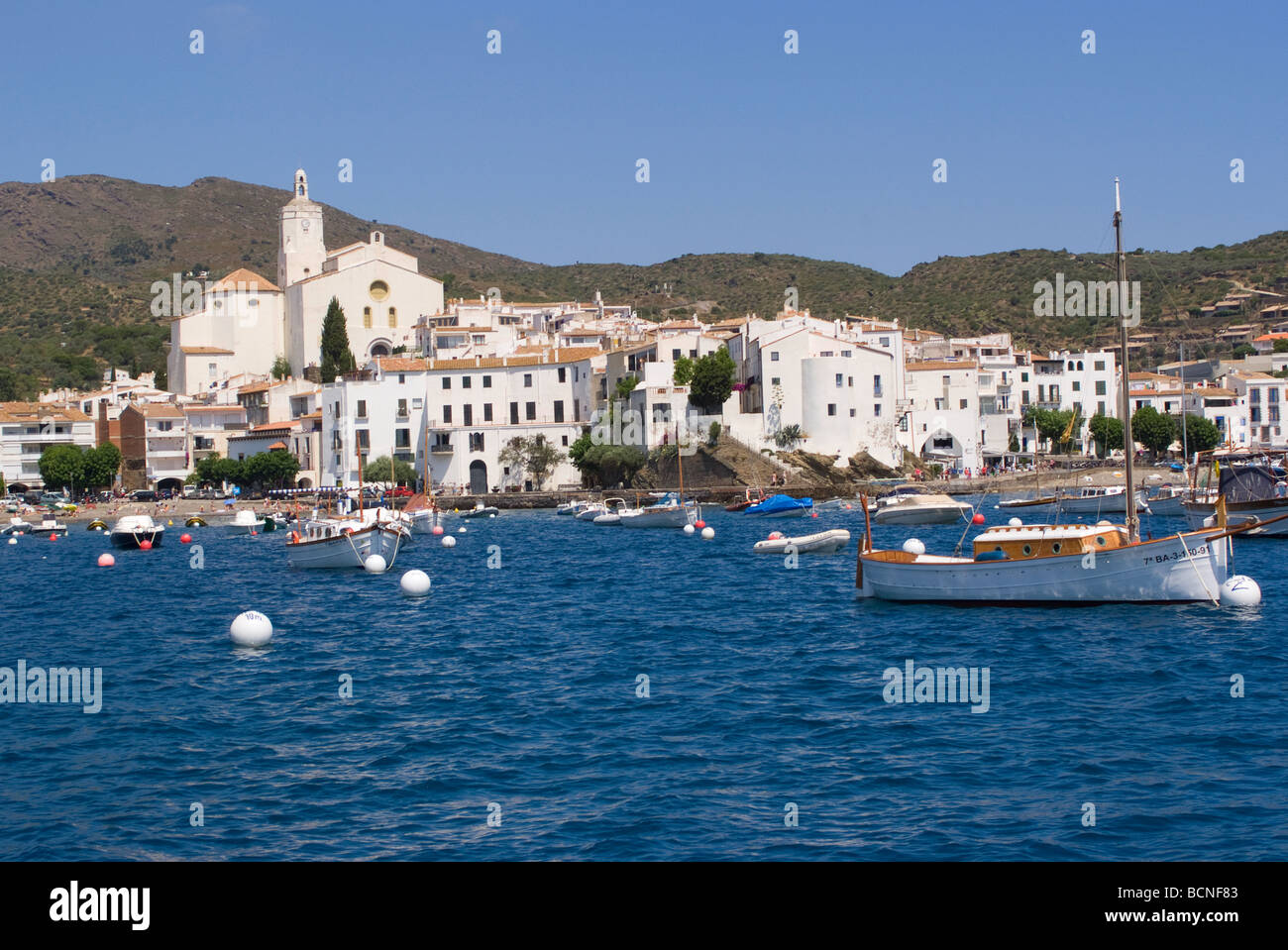 La bella città costiera di Cadaques Cap de Creus Penisola Catalonia Costa Brava Spagna Espana Foto Stock