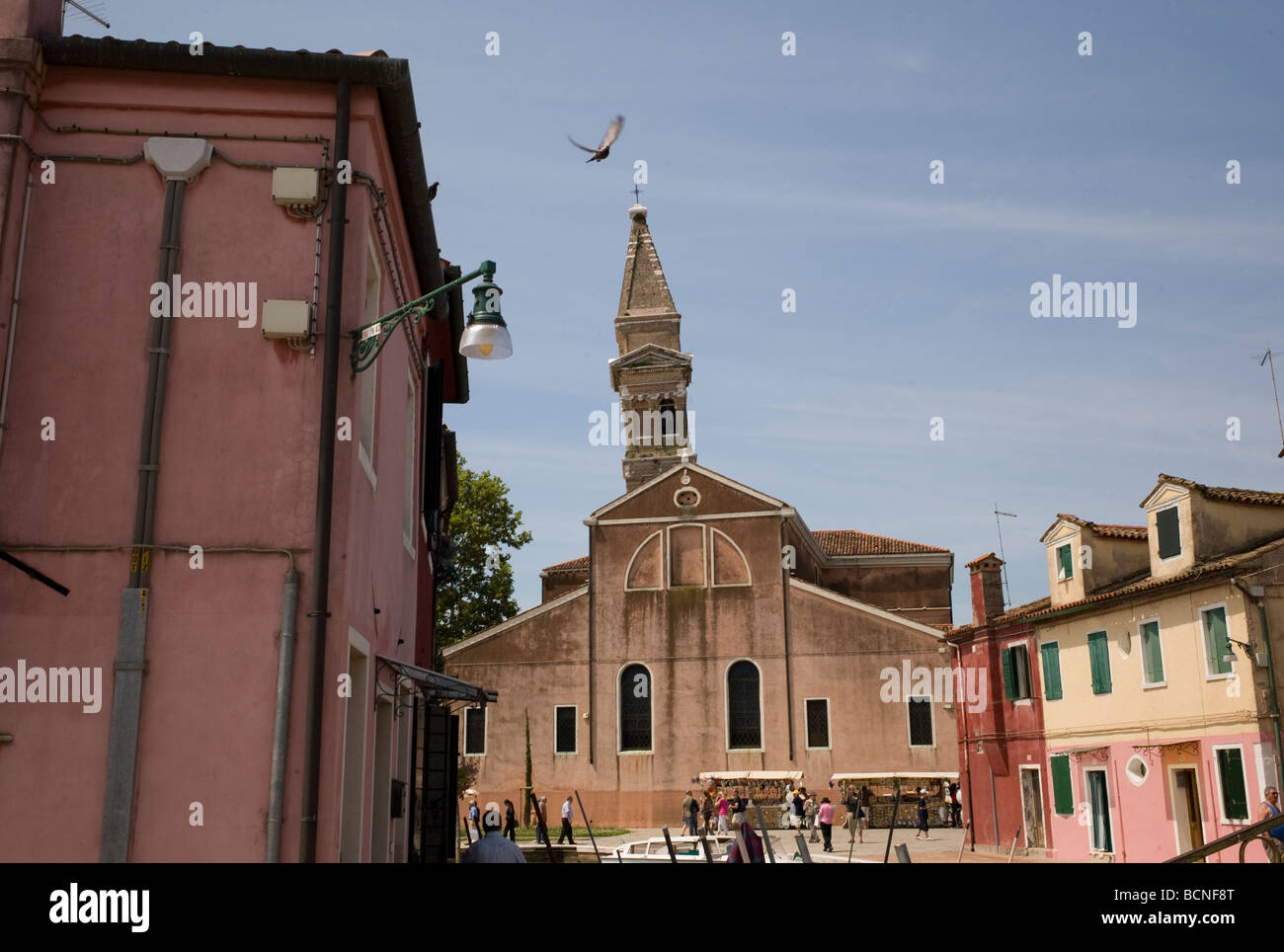 Poggiando il campanile della chiesa di San Martino, Burano, Venezia, Veneto ... Foto Stock