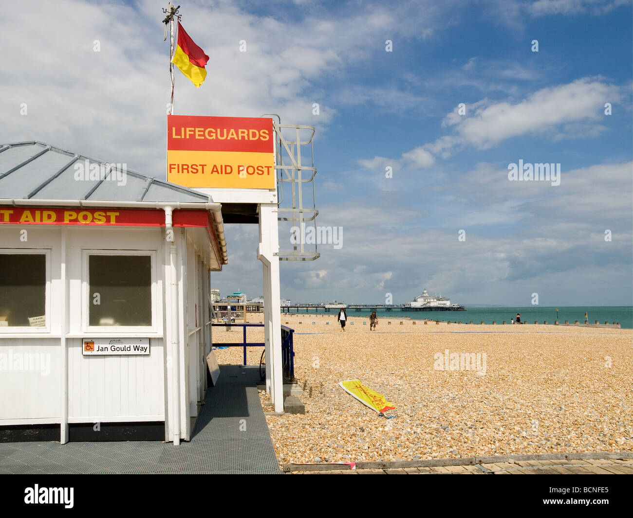 Una vita di spiaggia di guardia e primo soccorso post Eastbourne Sussex England Foto Stock