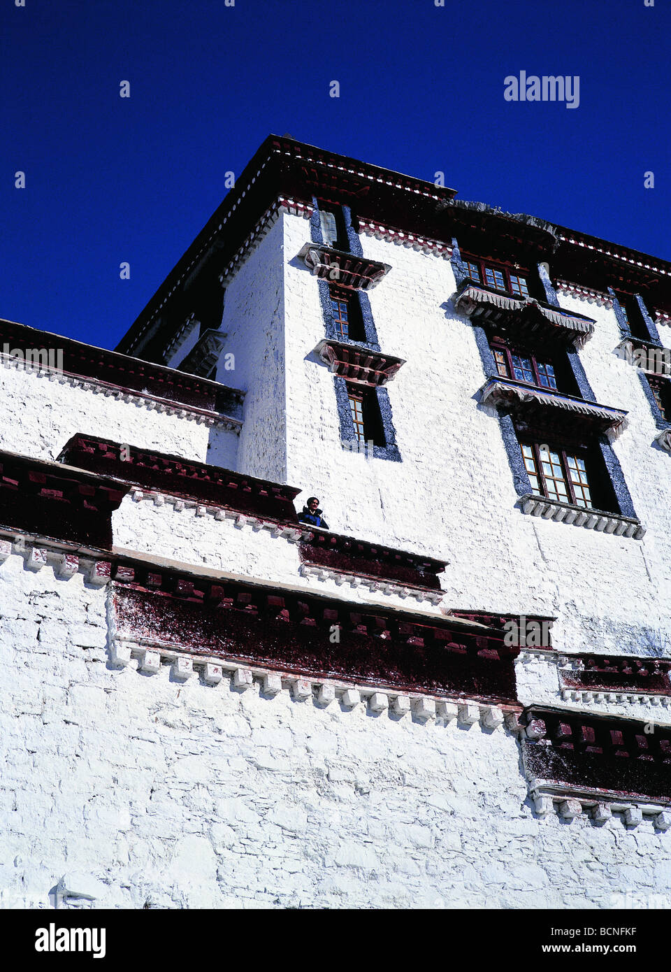 Bianco lavato parete del palazzo bianco nel palazzo del Potala, Lhasa, in Tibet, in Cina Foto Stock