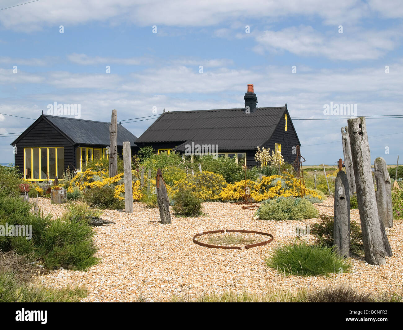 Prospettiva Cottage, la casa e il giardino che precedentemente apparteneva al produttore di film Derek Jarman a Dungeness, Kent, Regno Unito. Foto Stock