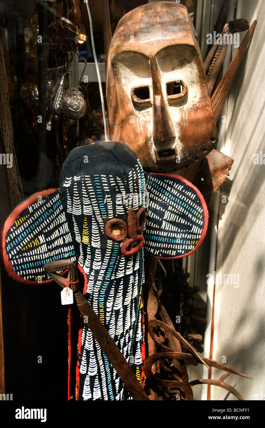 Marche aux Puces de Saint Ouen il mercato delle pulci di Parigi maschera africana Foto Stock