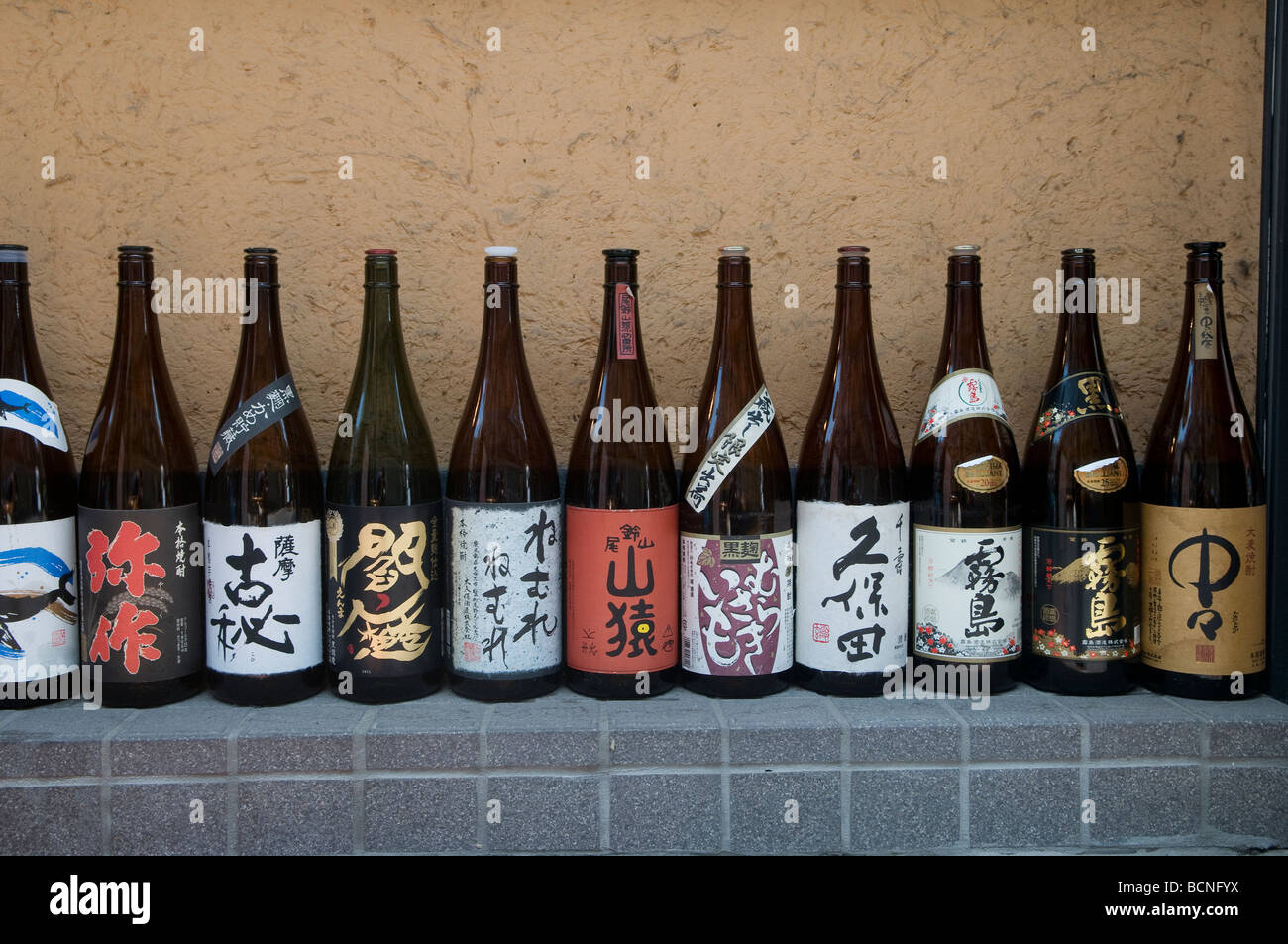 Saki bottiglie sul display esterno ristorante a Tokyo Giappone Foto Stock