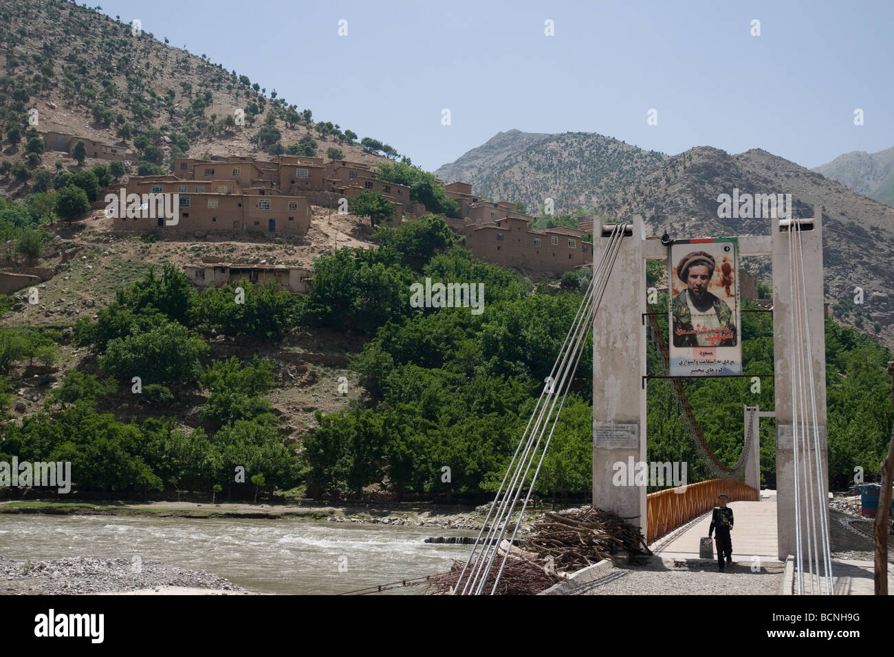 Un ritratto dei mujaheddin leader Ahmad Shah Massoud è prominente su un ponte che attraversa il fiume Panjshir; la sua tomba si trova nelle vicinanze Foto Stock