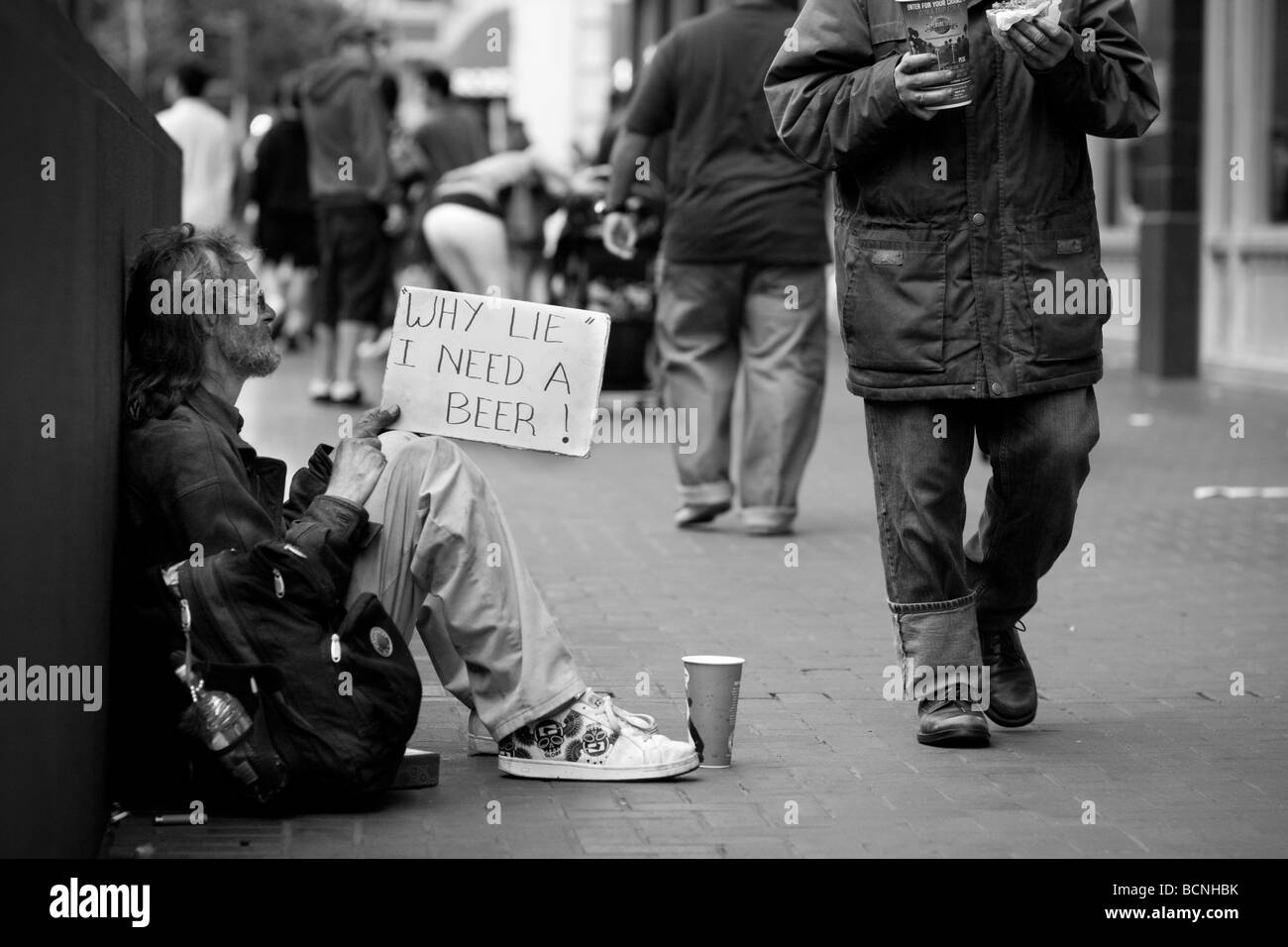 La persona senza dimora con un senso dell'umorismo, Market Street, San Francisco, California, Stati Uniti d'America Foto Stock