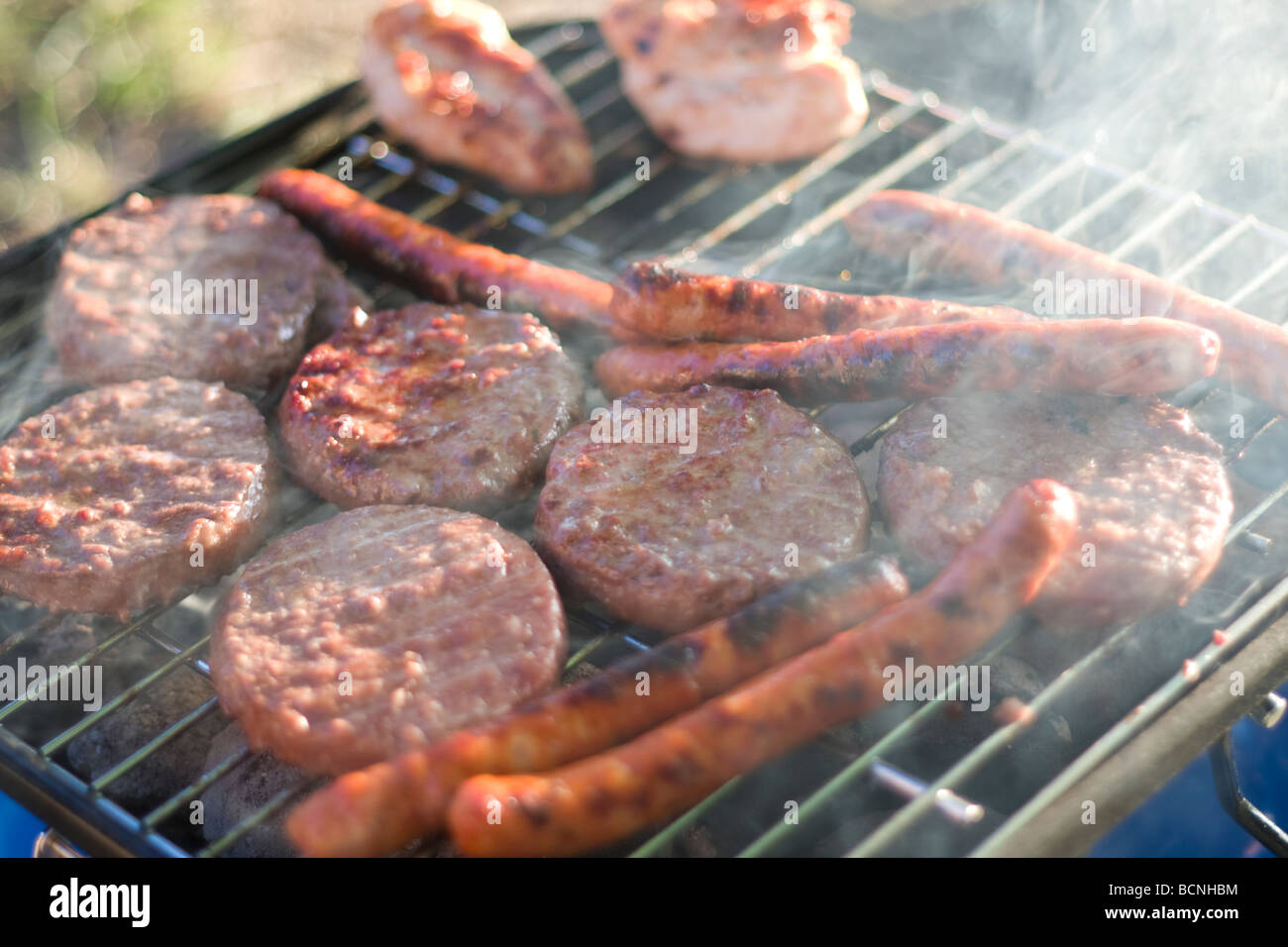 Bar-B-q, barbeque, hamburger, salsicce, pollo, carbone, cottura, divertente, all'aperto, estate Foto Stock