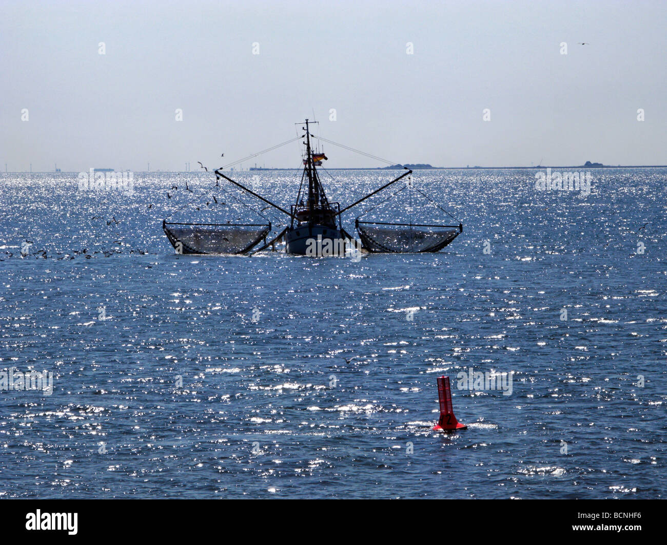 La pesca dei gamberetti pescherecci con reti da traino che operano nel Mare del Nord fuori del Nord Isole Frisone Germania Foto Stock