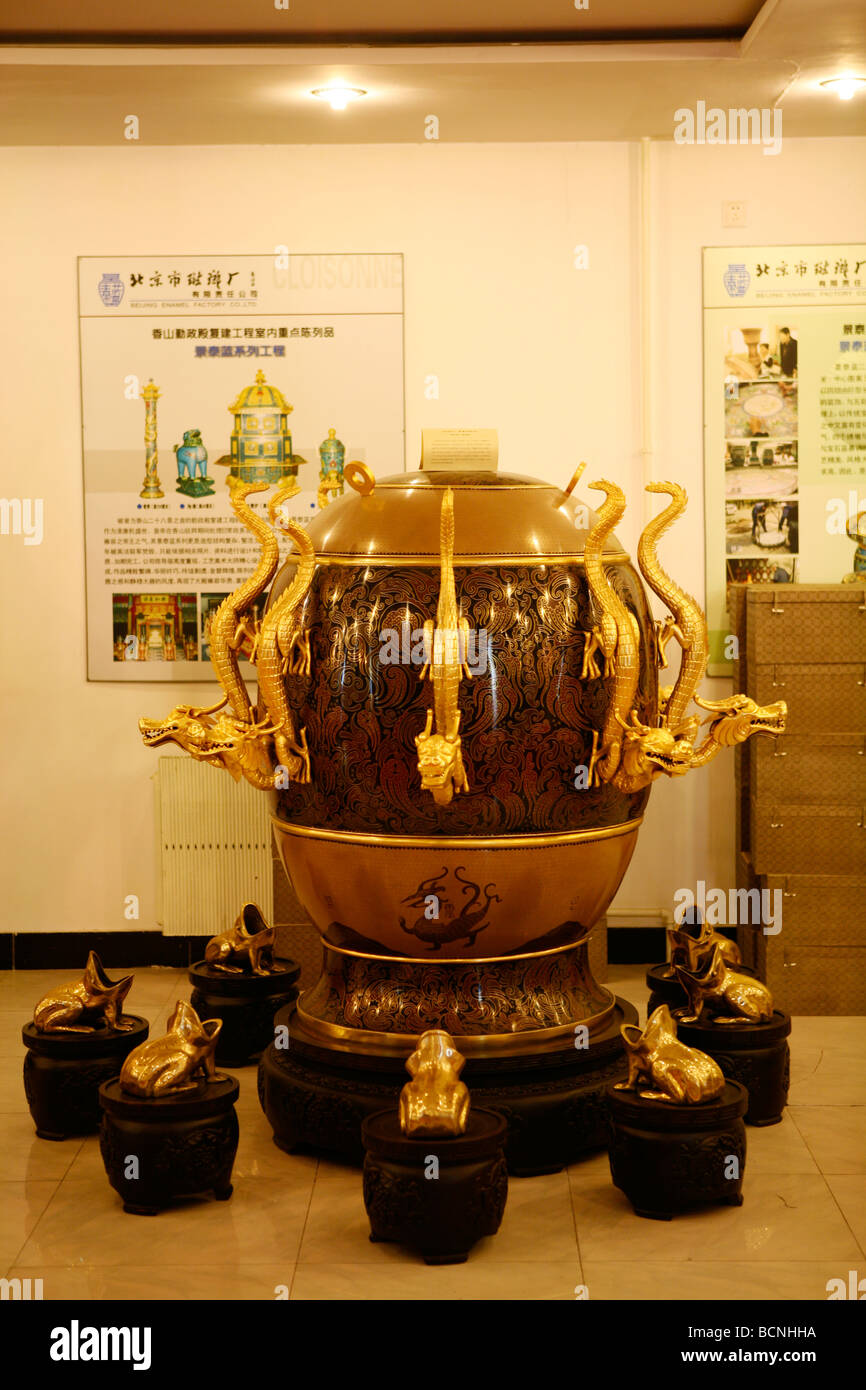 Cloisonné riproduzione del rivelatore di terremoti inizialmente costruito da Zhangheng dalla Dinastia Han, Pechino, Cina Foto Stock
