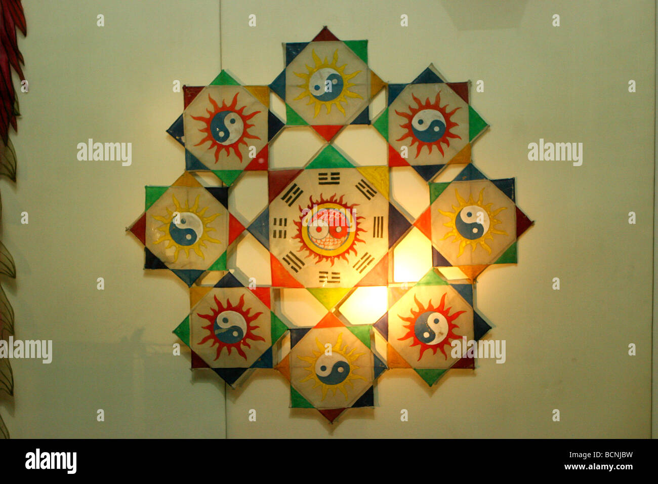 Antique aquilone con taoista di Yin Yang design, il Kite Museum, Weifang, Provincia di Shandong, Cina Foto Stock