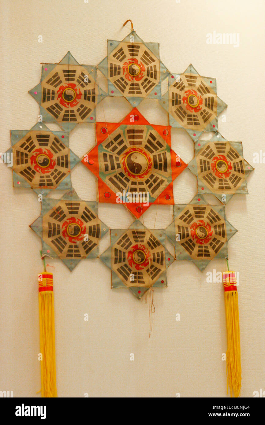 Aquilone con taoista di Ba Gua Yin Yang design, il Kite Museum, Weifang, Provincia di Shandong, Cina Foto Stock