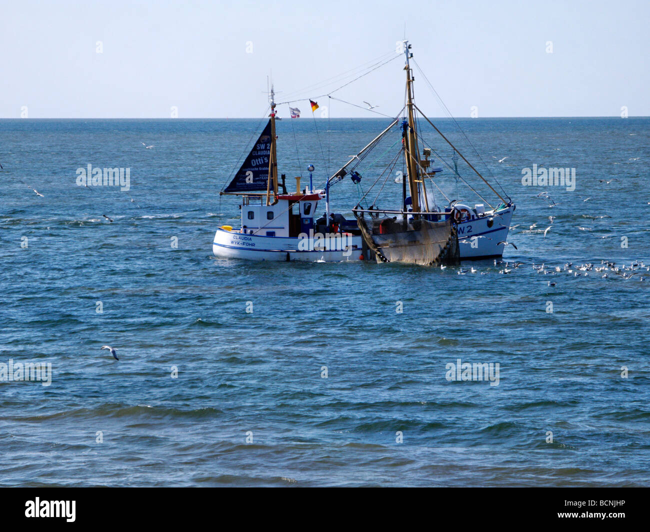 La pesca dei gamberetti pescherecci con reti da traino che operano nel Mare del Nord fuori del Nord Isole Frisone Germania Foto Stock