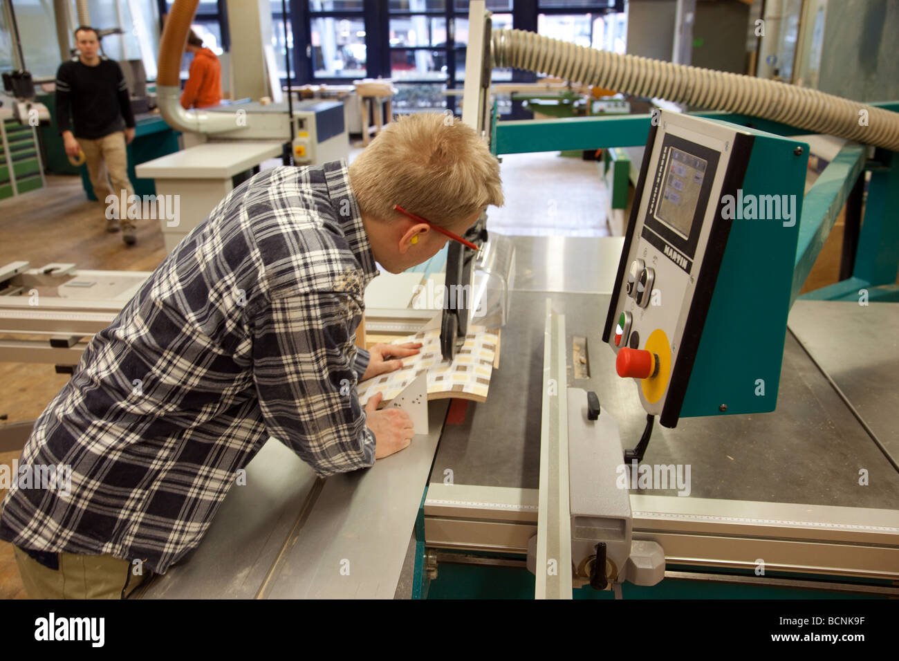 Corsi di formazione per operatori entranti nella scuola per maestri artigiani nella camera di commercio sega circolare Foto Stock