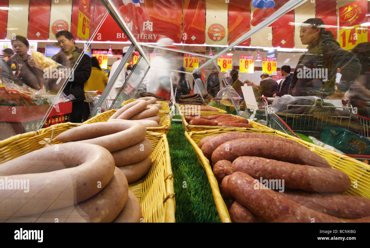 Salsicce venduti nel supermercato locale a Pechino, Cina Foto Stock