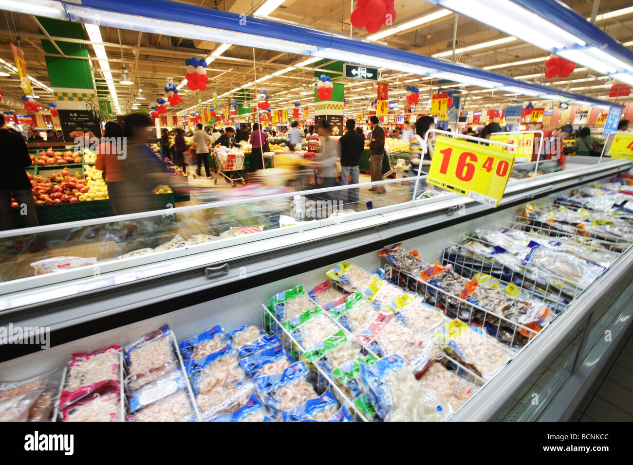 Alimenti congelati sezione di un supermercato locale a Pechino, Cina Foto Stock