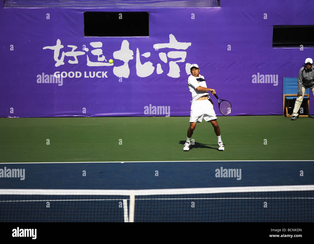 Giocatore di Tennis di colpire la sfera durante una competizione in buona fortuna giochi di Pechino a Pechino, Cina Foto Stock