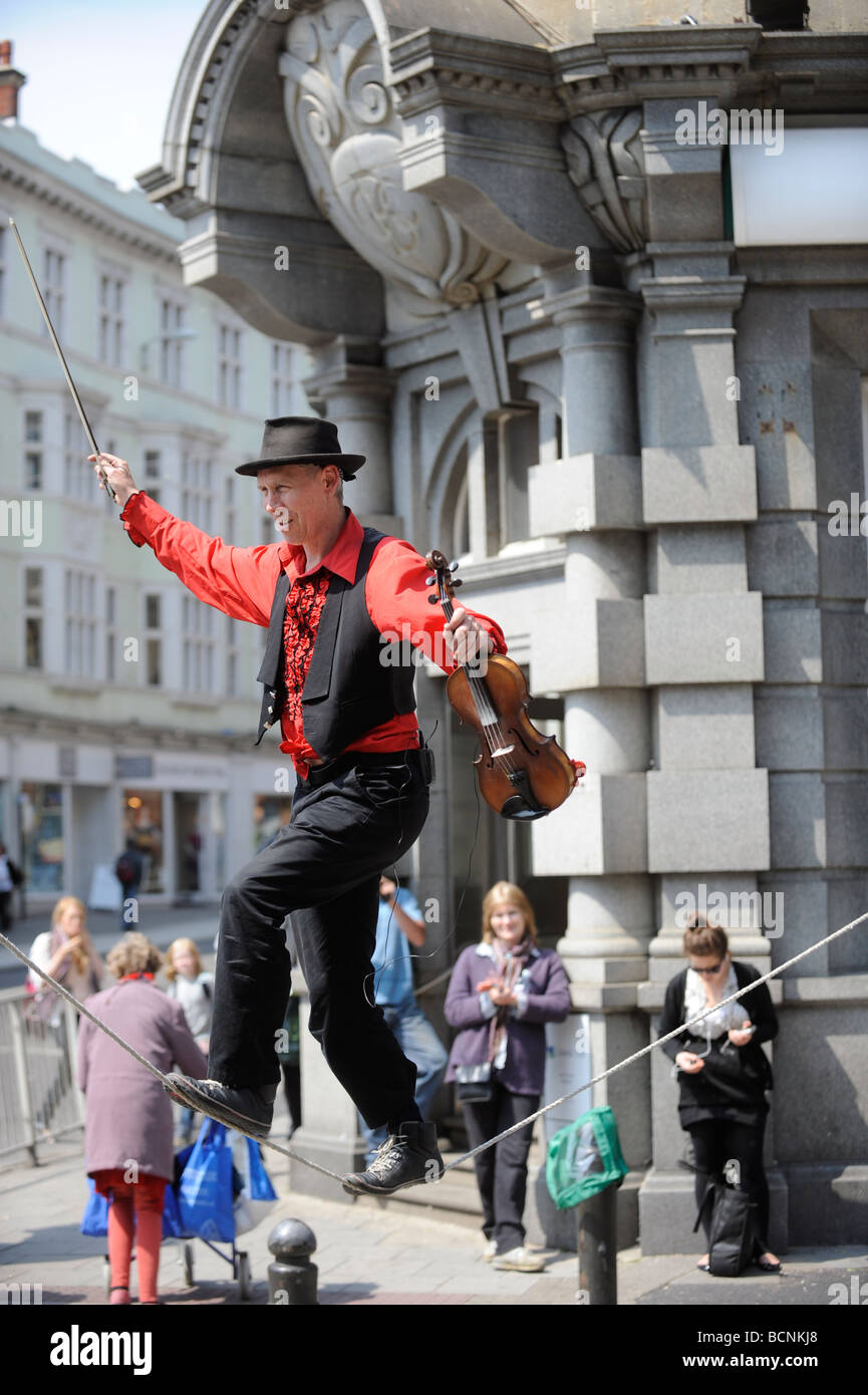 Un funambolo eseguendo a persone in strada durante il Brighton festival 2009. Foto da Jim Holden. Foto Stock