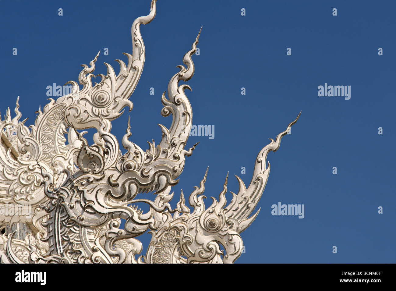 Dettaglio di bianco il tempio di Wat Rong Khun in Tambon Pa o Donchai Foto Stock