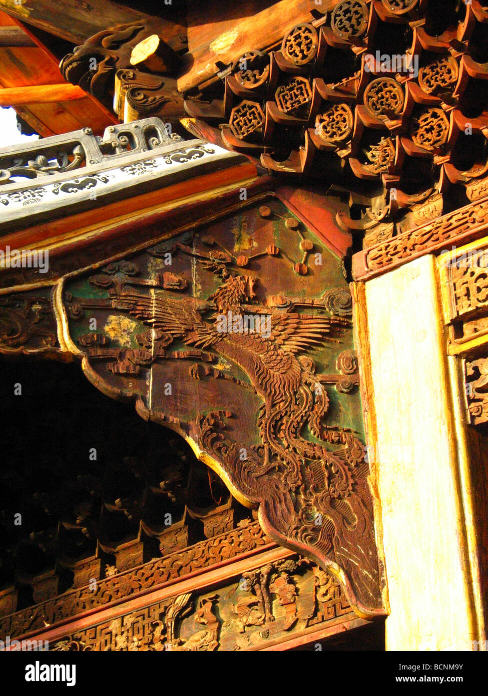 Elaborare la scultura in legno con pheonix e la costellazione di mostrare il prestigio e lo status sociale, provincia dello Jiangsu, Cina Foto Stock