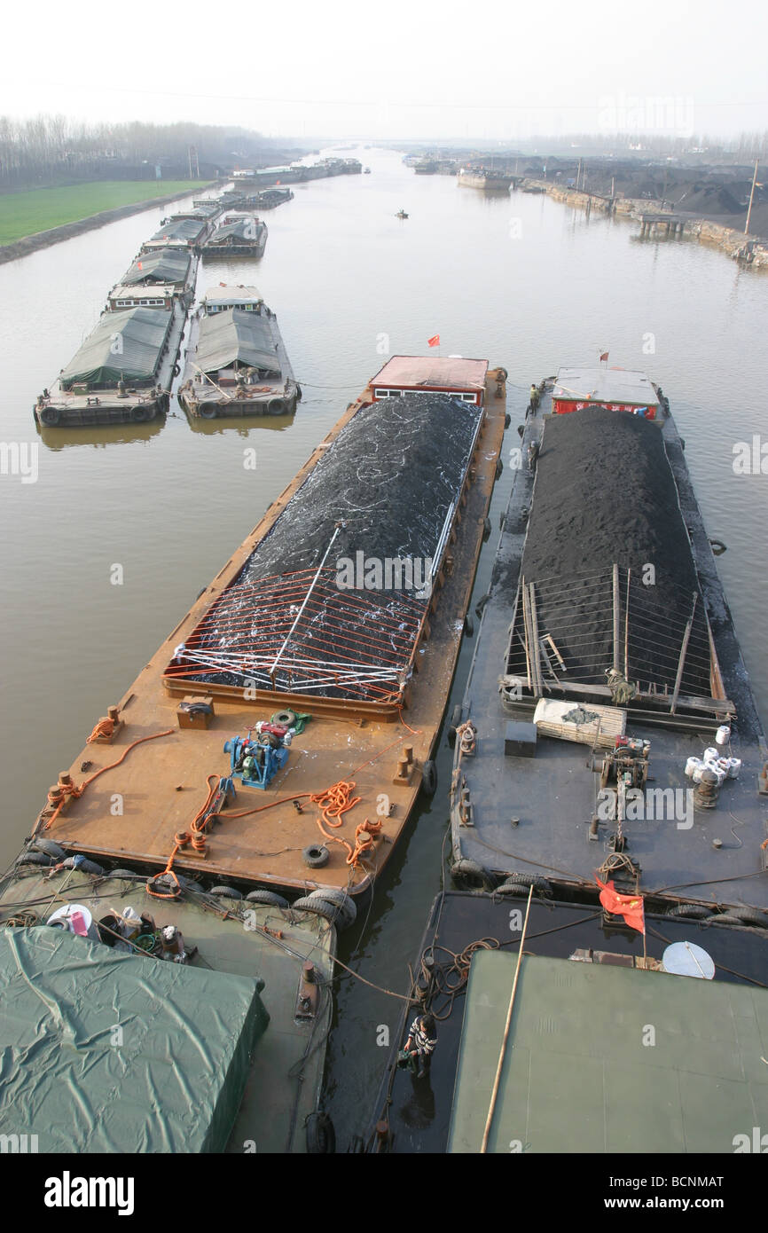 Navi piena di carbone che scorre verso il basso il Grand Canal, Hangzhou, nella provincia di Zhejiang, Cina Foto Stock