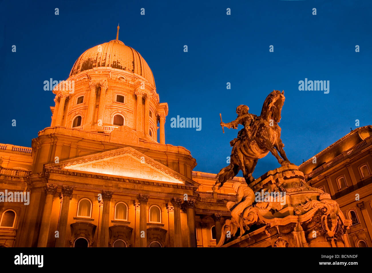 Buda è il Museo del Palazzo Reale sulla Collina del Castello con la statua equestre del principe Eugenio di Savoia a Budapest di notte Foto Stock