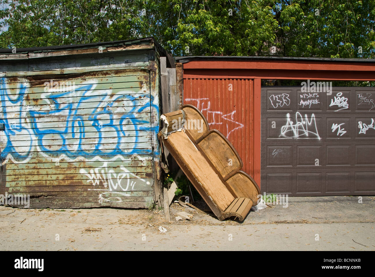 Divano in rovina in grafitti-vicoletto pieno. Foto Stock