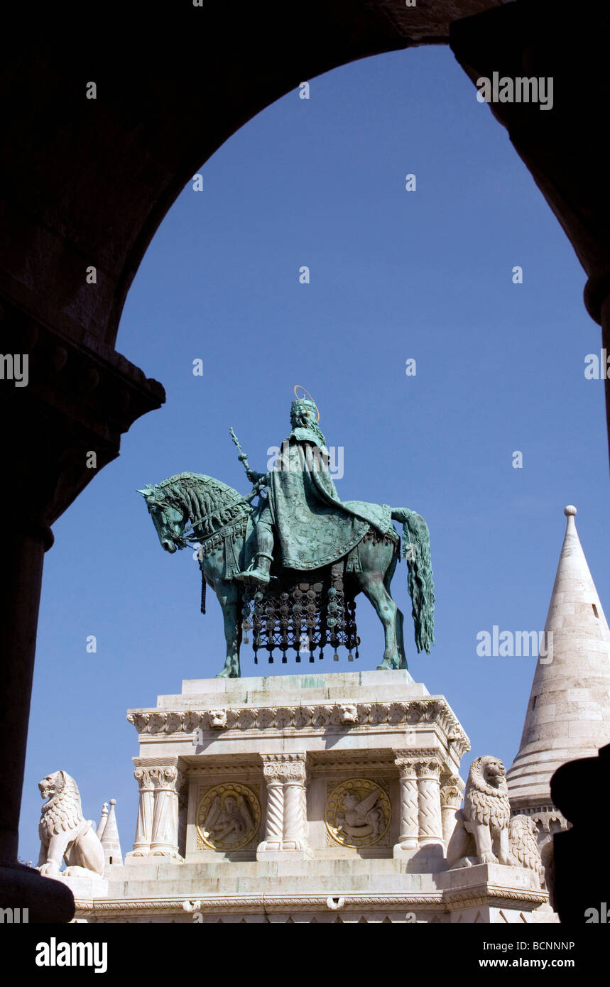 Statua di Santo Stefano, primo re ungherese, vicino al Castello di Buda del quartiere St la chiesa di San Mattia a Budapest Foto Stock