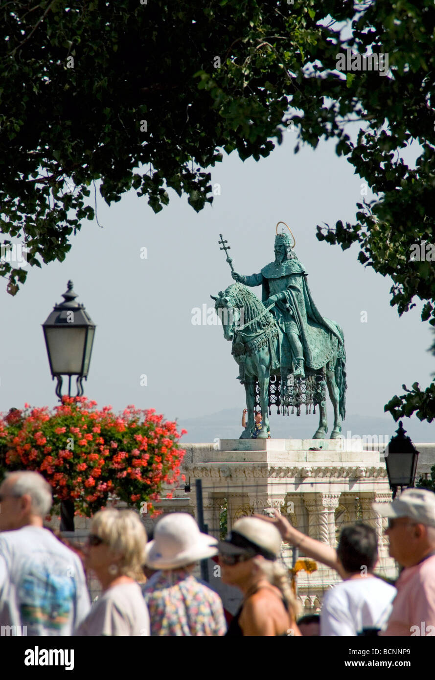 Statua di Santo Stefano, primo re ungherese, circondato dai turisti a Buda la Collina del Castello vicino la chiesa di San Mattia a Budapest Foto Stock