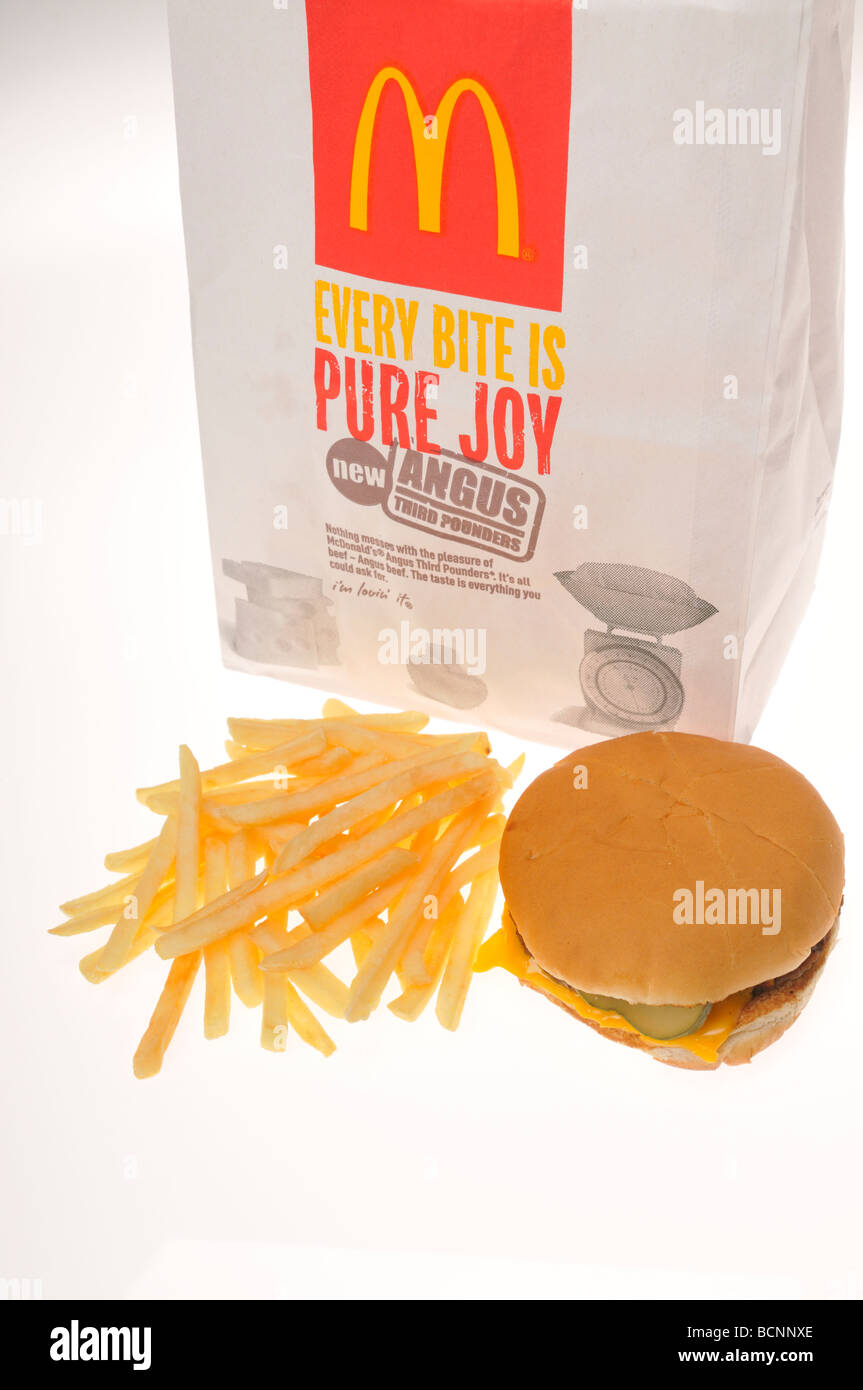 Mcdonalds cheeseburger, patatine fritte e sacchetto di carta su sfondo bianco Foto Stock