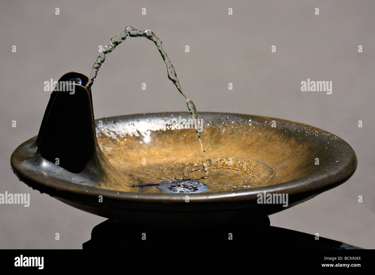 Pubblico acqua potabile Fontana nel sole splendente. Foto Stock