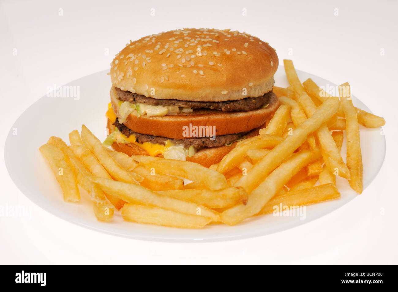 Mcdonalds Big Mac hamburger e patatine sulla piastra bianca Foto Stock