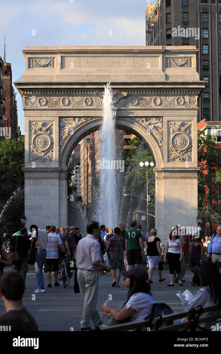 Washington Square Park. Arco di Washington e una fontana in Washington Square Park di New York City. Foto Stock