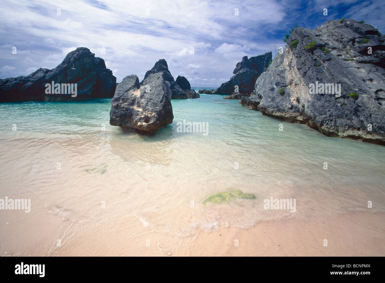 Piccola caletta rocciosa baia a ferro di cavallo Bermuda Foto Stock