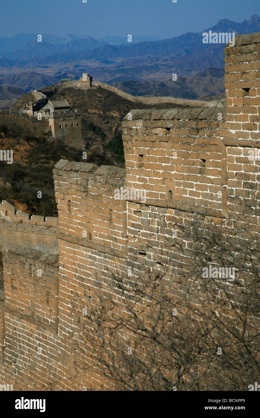 Parete barriera con fori di scatto vicino alla grande torre di Jinshan e piccola torre di Jinshan, Jinshanling Great Wall, nella provincia di Hebei, Foto Stock