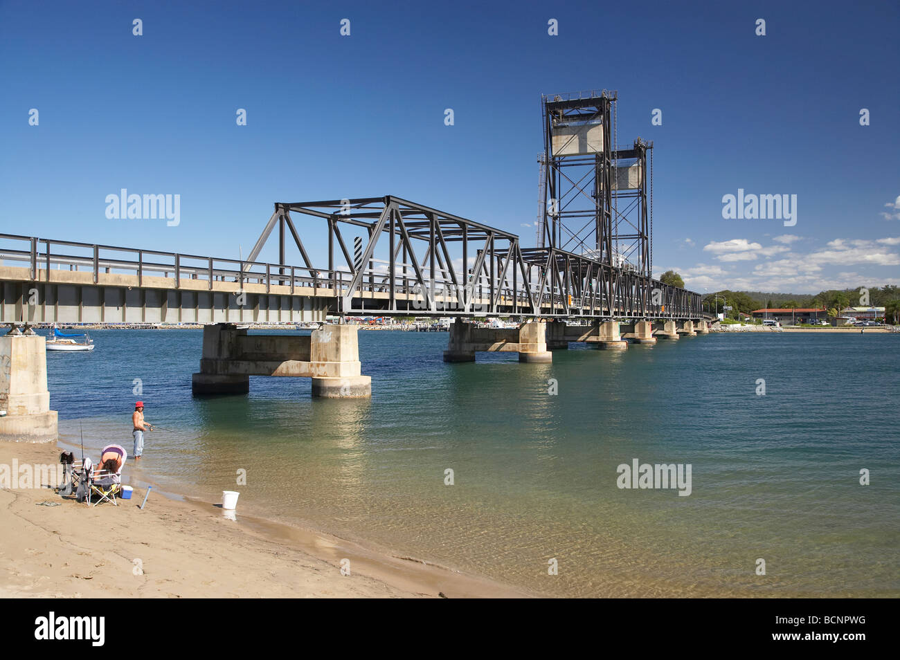 Clyde River Bridge e Fisherman Batemans Bay Sud del New South Wales AUSTRALIA Foto Stock