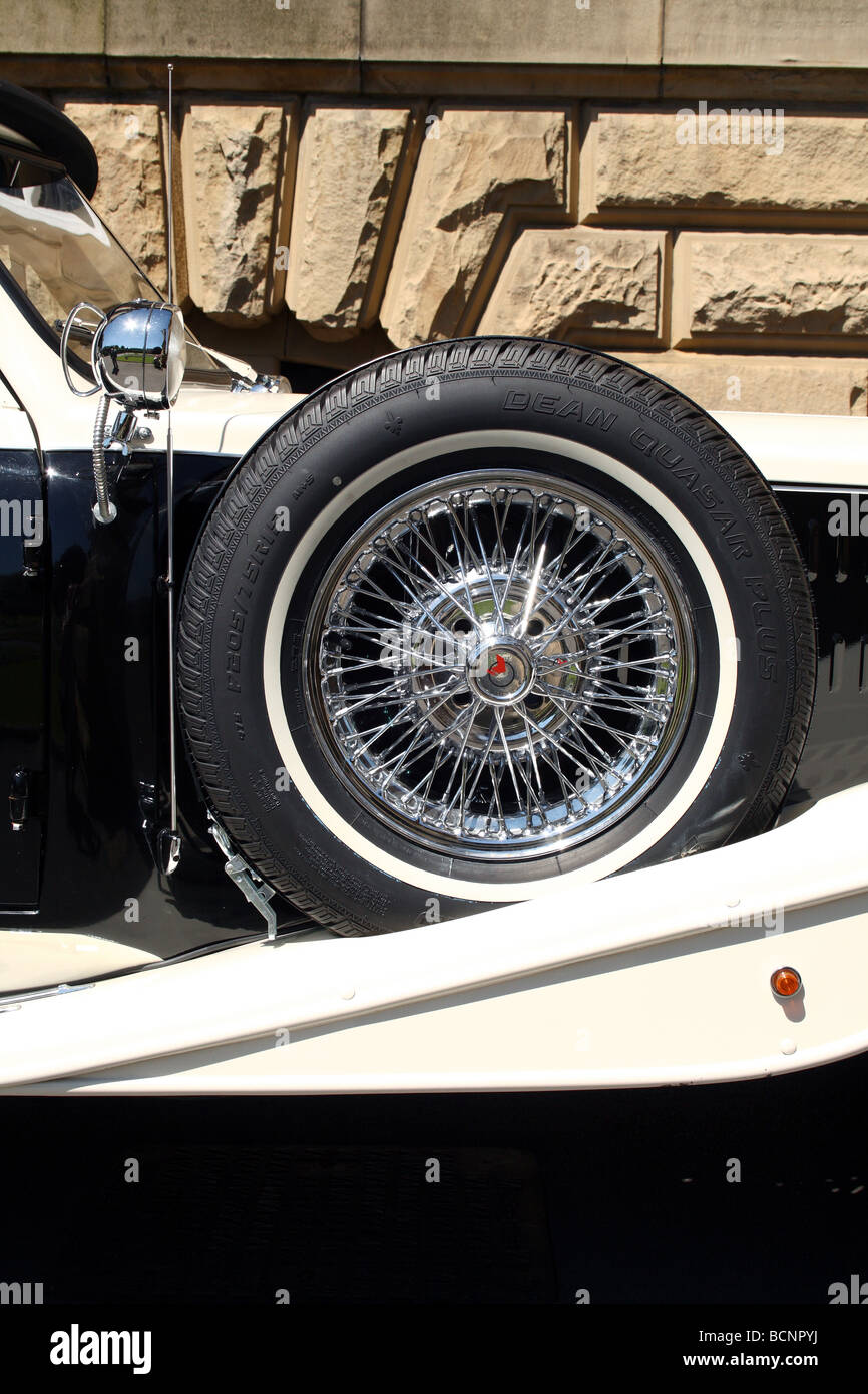 Vintage in acciaio auto ruota di scorta Foto Stock
