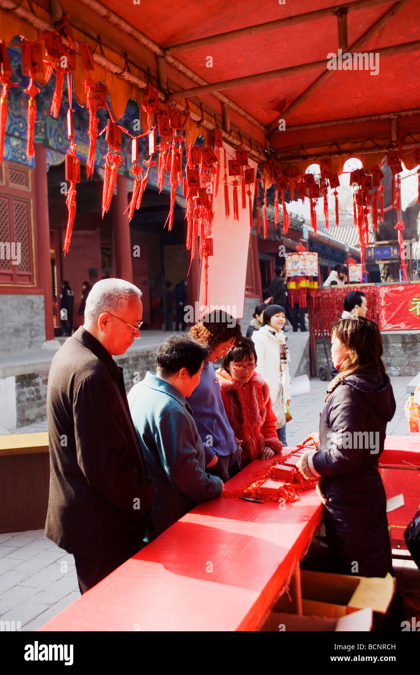 Persone che acquistano portafortuna nel Tempio Dongyue Fair durante il Festival di Primavera, Pechino, Cina Foto Stock