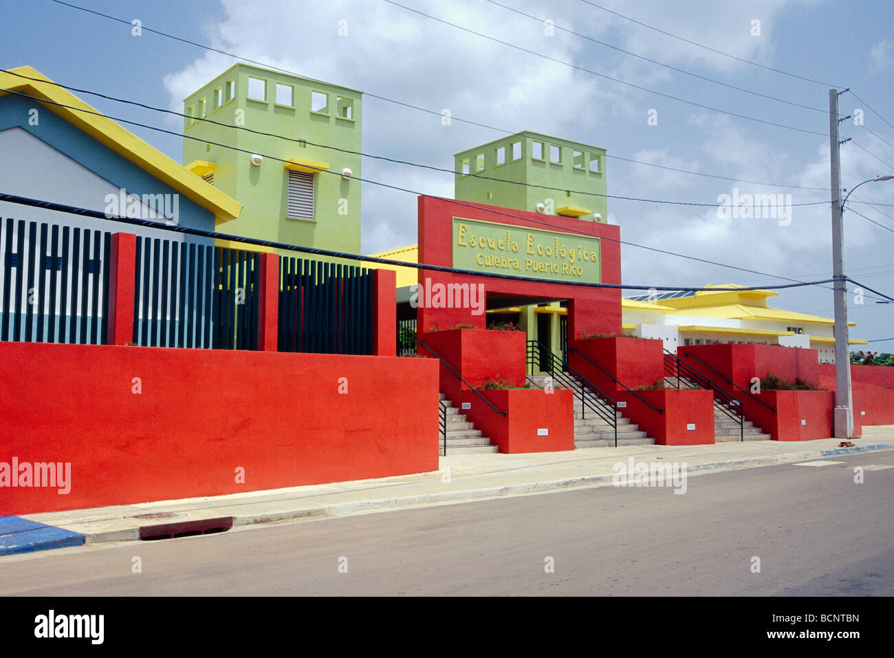 Vista di un variopinto edificio scolastico della scuola di ecologia Culebra Island Puerto Rico Foto Stock