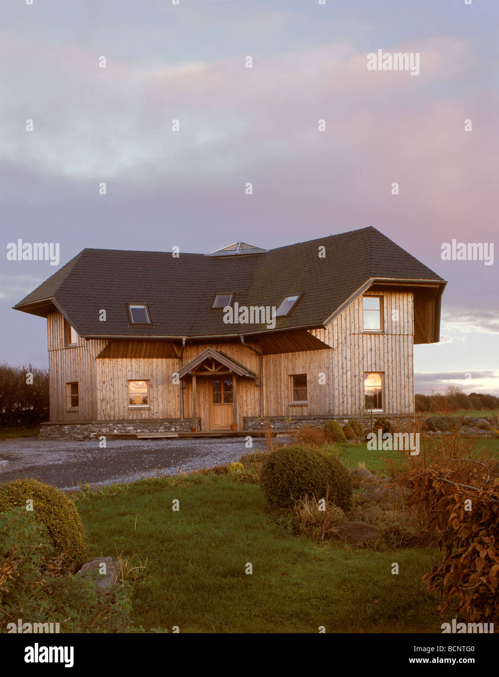 Ecologico casa in legno, Irlanda Foto Stock