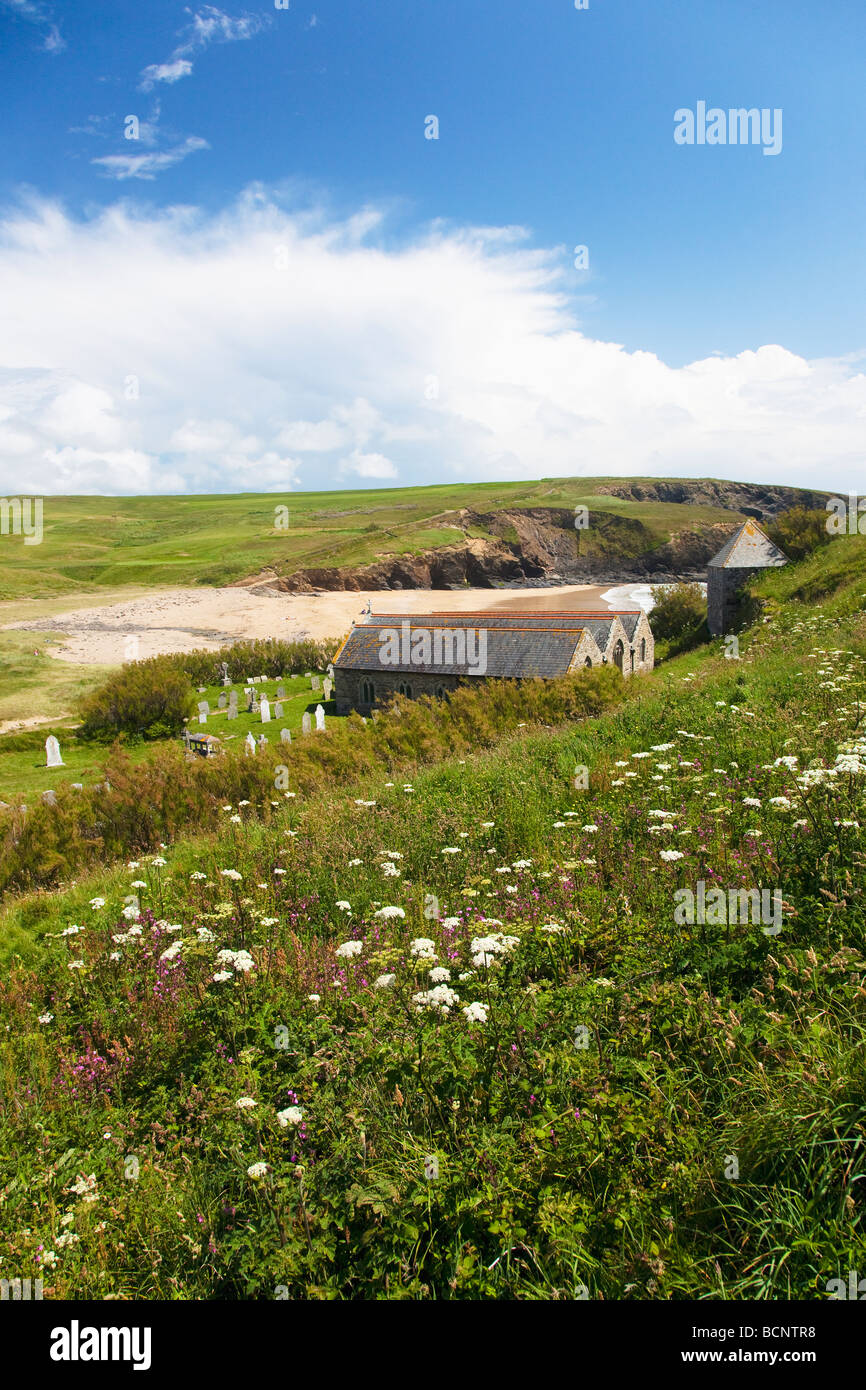 Chiesa di San Winwaloe, Gunwalloe e Church Cove nel soleggiato giorno estivo, Lizard Peninsula, Cornovaglia, Inghilterra, Regno Unito, GB Foto Stock