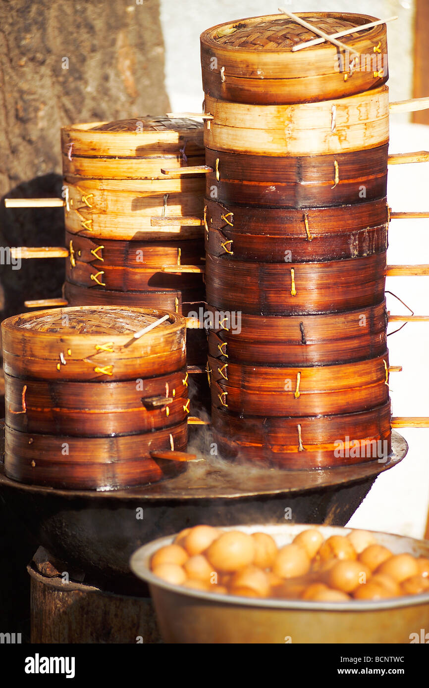 Pile di bambù vaporizzatore per focacce cotte al vapore e di uova in un snack locali si erge a Pechino, Cina Foto Stock