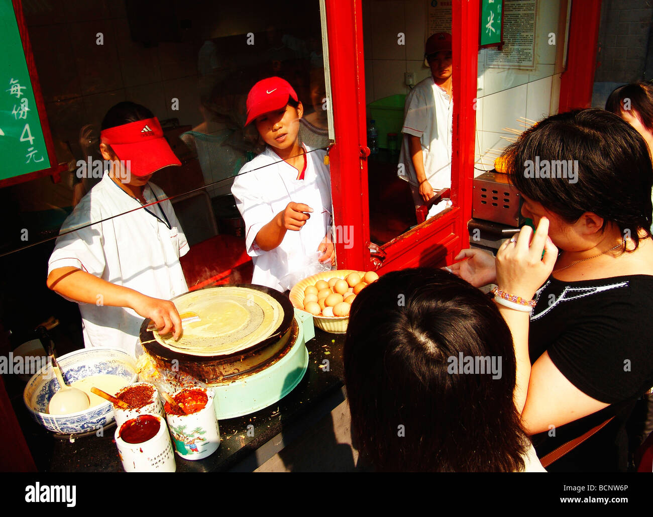 Il cliente in attesa in una crêpe stand, Pechino, Cina Foto Stock