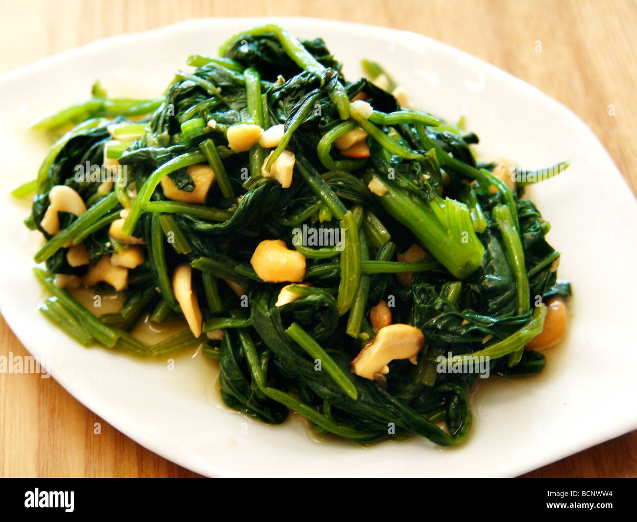 Appassì insalata di spinaci con aglio schiacciato, Pechino, Cina Foto Stock