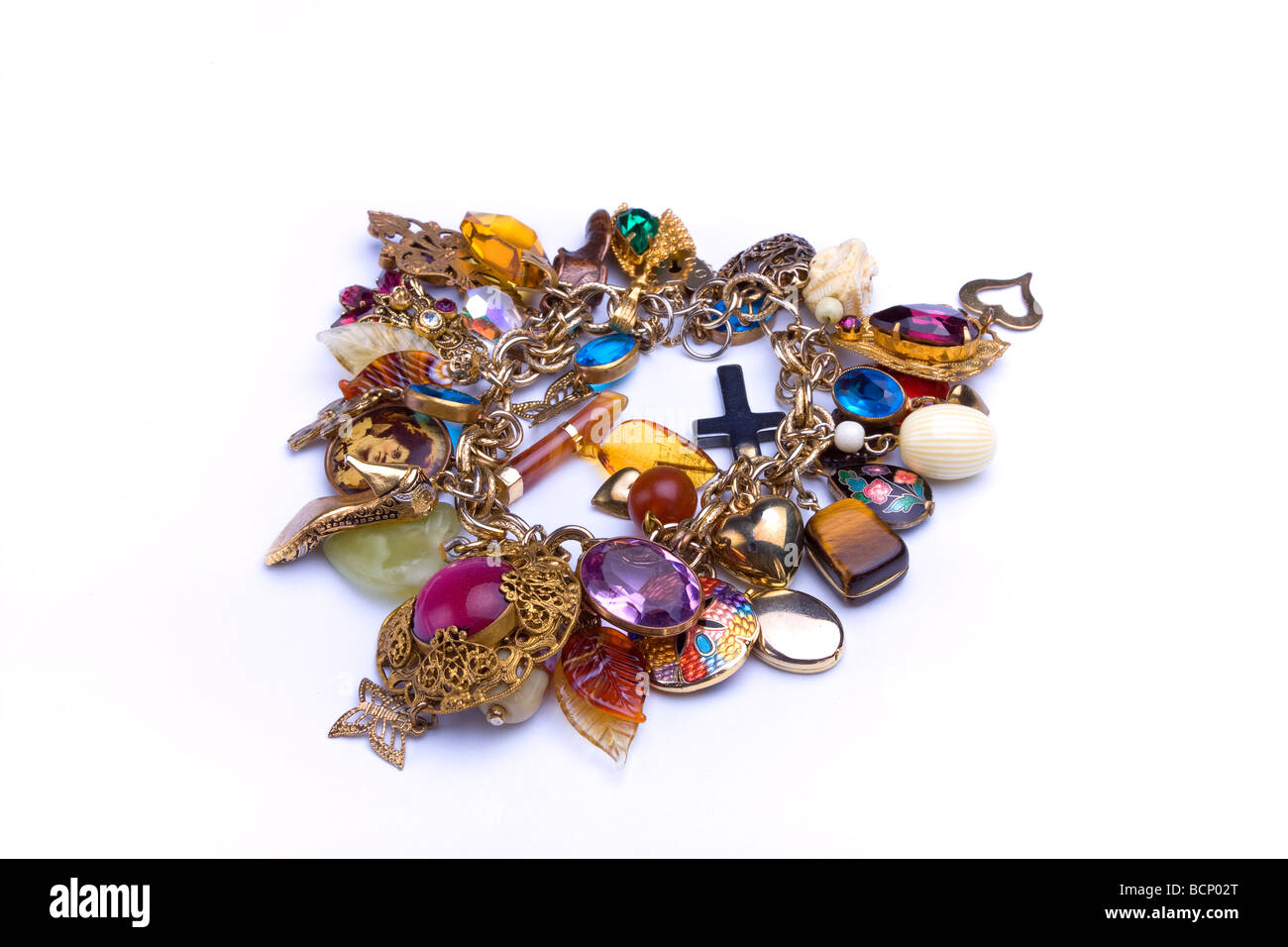 Oro Vintage cercando fascino bracciale con un sacco di diversi charms ritagliato Foto Stock