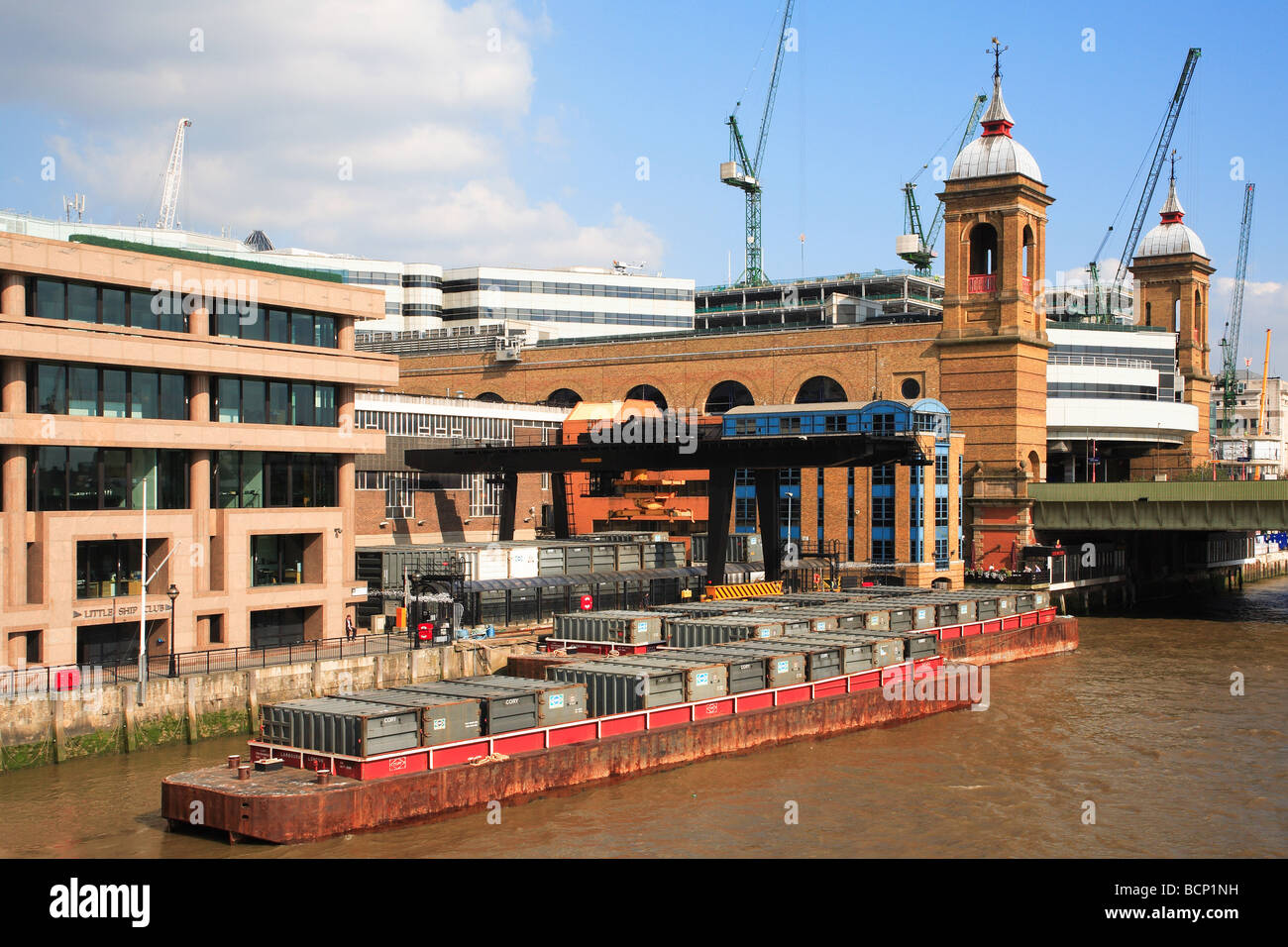 Contenitori in chiatta sul Tamigi vicino a Cannon Street Station City di Londra Inghilterra REGNO UNITO Foto Stock