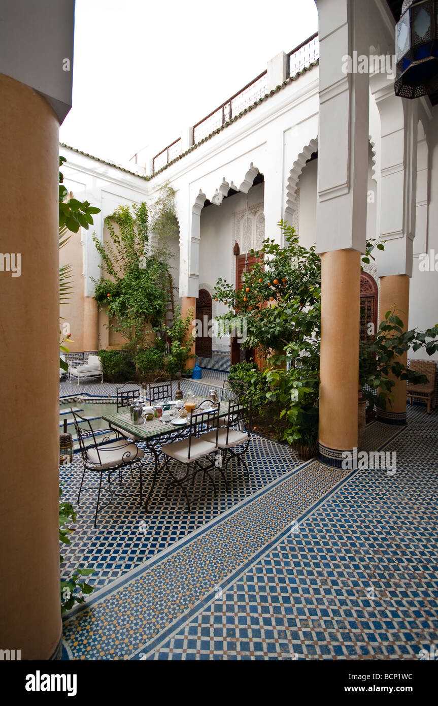 Cortile interno di un tipico riad in Fes, Marocco Foto Stock